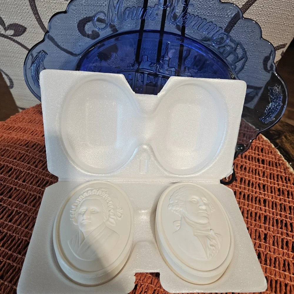 Avon Mount Vernon Plate With Hostess Soaps Blue Glass 9